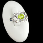 انگشتر نقره زنانه طرح مائده با سنگ زبرجد