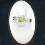 انگشتر نقره زنانه طرح ساناز با سنگ زبرجد - Image 2