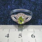 انگشتر نقره زنانه طرح سوسن با سنگ زبرجد - Image 2