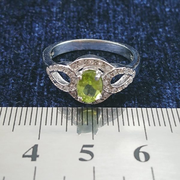 انگشتر نقره زنانه طرح سوسن با سنگ زبرجد - Image 2