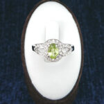 انگشتر نقره زنانه طرح سوسن با سنگ زبرجد - Image 3