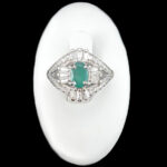 انگشتر نقره زنانه طرح دراسینا با سنگ زمرد - Image 2