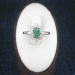 انگشتر نقره زنانه طرح خجسته با سنگ زمرد - Image 3