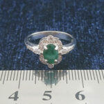 انگشتر نقره زنانه طرح خجسته با سنگ زمرد - Image 2