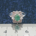 انگشتر نقره زنانه طرح خاطره با سنگ زمرد - Image 2