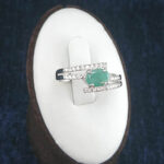 انگشتر نقره زنانه طرح ژاله با سنگ زمرد