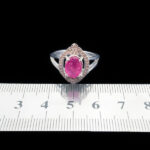 انگشتر نقره زنانه طرح غمزه با سنگ یاقوت سرخ الماس تراش - Image 3