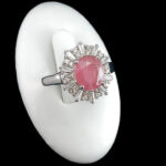 انگشتر نقره زنانه طرح عارفه با سنگ یاقوت سرخ الماس تراش