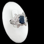 انگشتر نقره زنانه طرح بارانا با سنگ یاقوت کبود الماس تراش