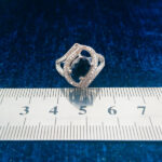 انگشتر نقره زنانه طرح ساغر با سنگ یاقوت کبود الماس تراش - Image 4