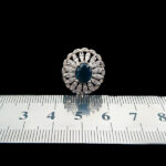 انگشتر نقره زنانه طرح نوشین با سنگ یاقوت کبود الماس تراش - Image 2