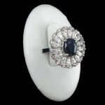 انگشتر نقره زنانه طرح نوشین با سنگ یاقوت کبود الماس تراش