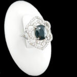 انگشتر نقره زنانه طرح هنگامه با سنگ یاقوت کبود الماس تراش