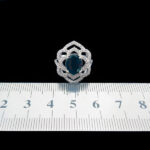 انگشتر نقره زنانه طرح هنگامه با سنگ یاقوت کبود الماس تراش - Image 2