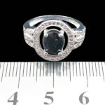 انگشتر نقره زنانه طرح یگانه با سنگ یاقوت کبود الماس تراش - Image 2