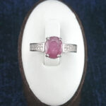 انگشتر نقره زنانه طرح مینو با سنگ یاقوت سرخ الماس تراش - Image 3