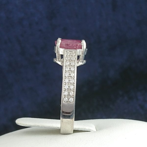 انگشتر نقره زنانه طرح مینو با سنگ یاقوت سرخ الماس تراش - Image 4