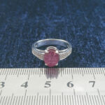 انگشتر نقره زنانه طرح مینو با سنگ یاقوت سرخ الماس تراش - Image 2