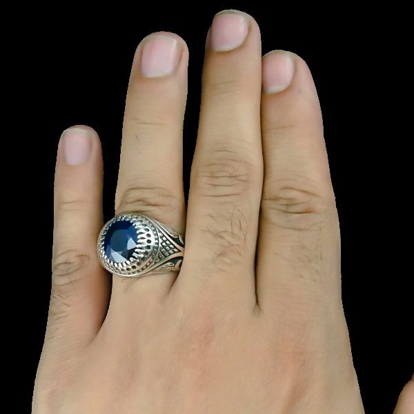 انگشتر نقره مردانه طرح عرشیا با سنگ یاقوت کبود الماس تراش - Image 3