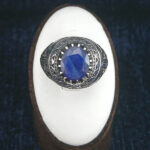 انگشتر نقره مردانه طرح سینا با سنگ یاقوت کبود الماس تراش - Image 4