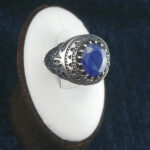 انگشتر نقره مردانه طرح سینا با سنگ یاقوت کبود الماس تراش