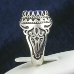 انگشتر نقره مردانه طرح سینا با سنگ یاقوت کبود الماس تراش - Image 5