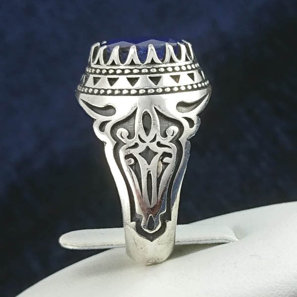 انگشتر نقره مردانه طرح سینا با سنگ یاقوت کبود الماس تراش - Image 5