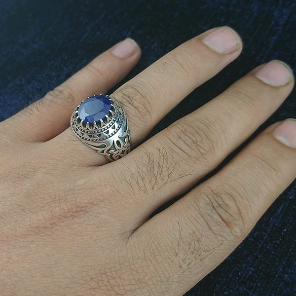 انگشتر نقره مردانه طرح سینا با سنگ یاقوت کبود الماس تراش - Image 2