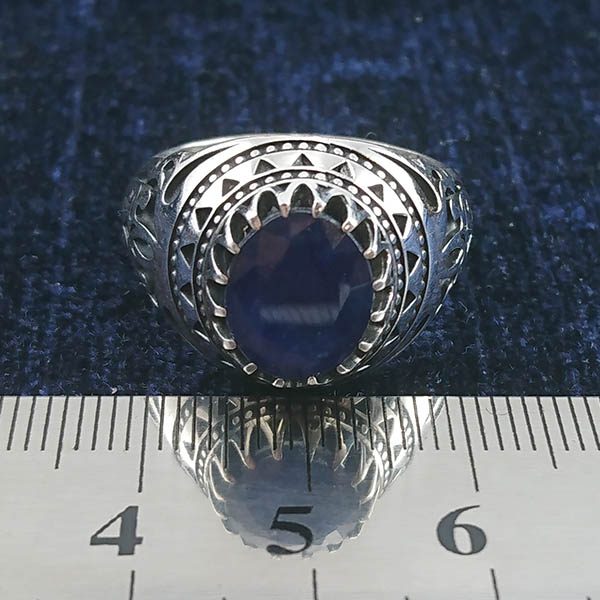 انگشتر نقره مردانه طرح سینا با سنگ یاقوت کبود الماس تراش - Image 3