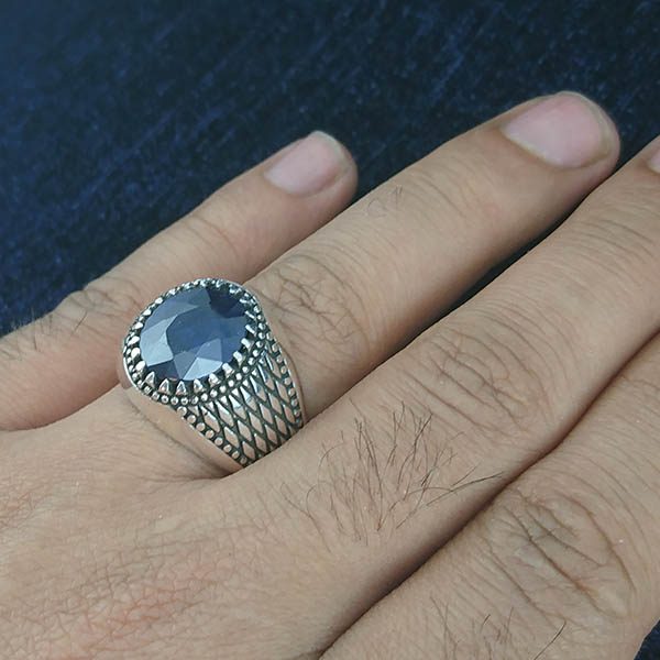 انگشتر نقره مردانه طرح پارسا با نگین الماس تراش یاقوت کبود - Image 3