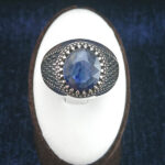 انگشتر نقره مردانه طرح پارسا با نگین الماس تراش یاقوت کبود - Image 5