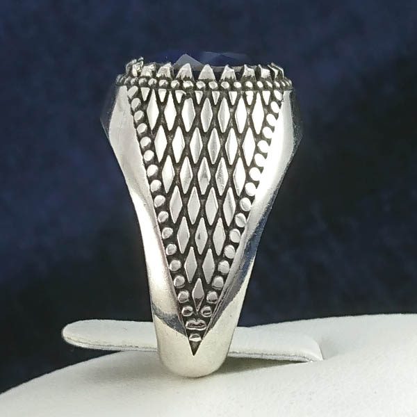 انگشتر نقره مردانه طرح پارسا با نگین الماس تراش یاقوت کبود - Image 2