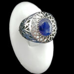 انگشتر نقره مردانه طرح صدرا با نگین یاقوت کبود الماس تراش