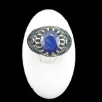 انگشتر نقره مردانه طرح رامان با نگین یاقوت کبود الماس تراش - Image 3