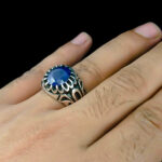 انگشتر نقره مردانه طرح رامان با نگین یاقوت کبود الماس تراش - Image 4