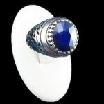 انگشتر نقره مردانه طرح پویا با نگین یاقوت کبود الماس تراش