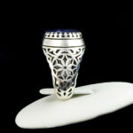 انگشتر نقره مردانه طرح پویا با نگین یاقوت کبود الماس تراش - Image 2