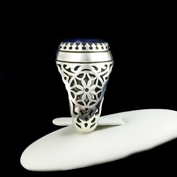 انگشتر نقره مردانه طرح پویا با نگین یاقوت کبود الماس تراش - Image 2