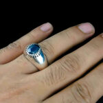 انگشتر نقره مردانه طرح آرمان با نگین یاقوت کبود الماس تراش - Image 2