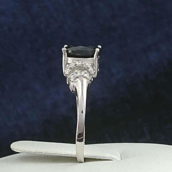 انگشتر نقره زنانه طرح فرحناز با سنگ یاقوت کبود الماس تراش - Image 2