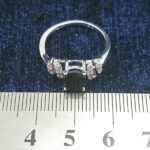 انگشتر نقره زنانه طرح فرحناز با سنگ یاقوت کبود الماس تراش - Image 3