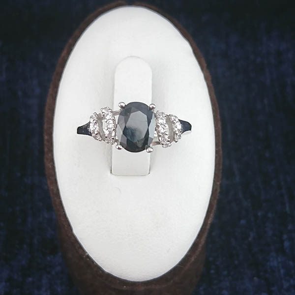 انگشتر نقره زنانه طرح فرحناز با سنگ یاقوت کبود الماس تراش - Image 4