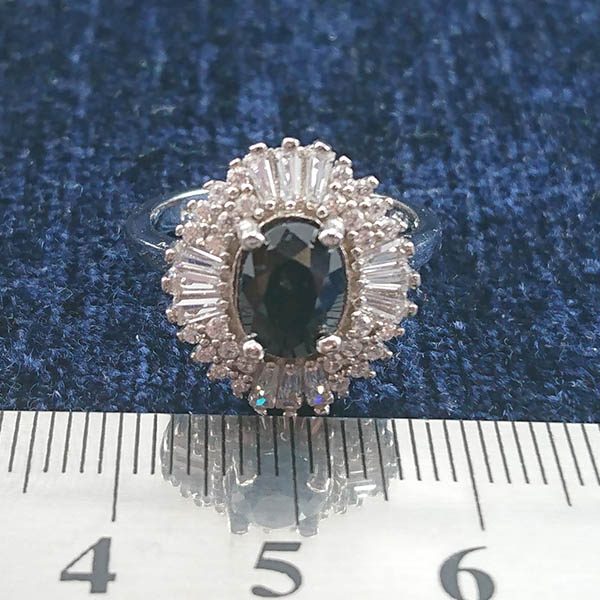 انگشتر نقره زنانه طرح هدیه با سنگ یاقوت کبود الماس تراش - Image 2