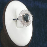 انگشتر نقره زنانه طرح هدیه با سنگ یاقوت کبود الماس تراش