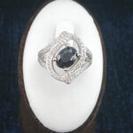 انگشتر نقره زنانه طرح ساغر با سنگ یاقوت کبود الماس تراش - Image 3