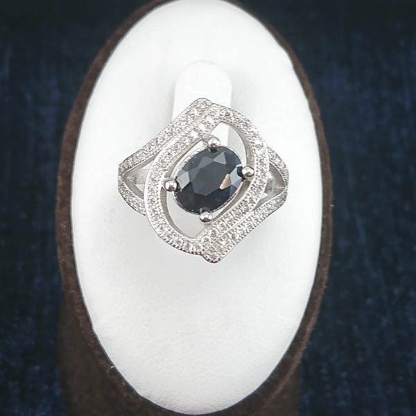 انگشتر نقره زنانه طرح ساغر با سنگ یاقوت کبود الماس تراش - Image 3