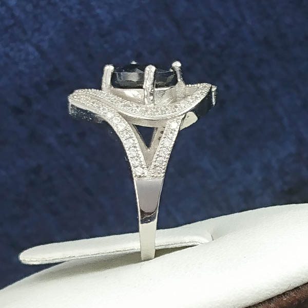 انگشتر نقره زنانه طرح ساغر با سنگ یاقوت کبود الماس تراش - Image 2