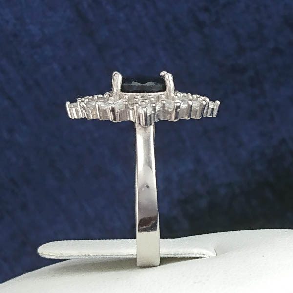 انگشتر نقره زنانه طرح سما با سنگ یاقوت کبود الماس تراش - Image 2