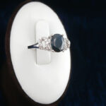 انگشتر نقره زنانه طرح فرحناز با سنگ یاقوت کبود الماس تراش