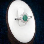 انگشتر نقره زنانه طرح خجسته با سنگ زمرد